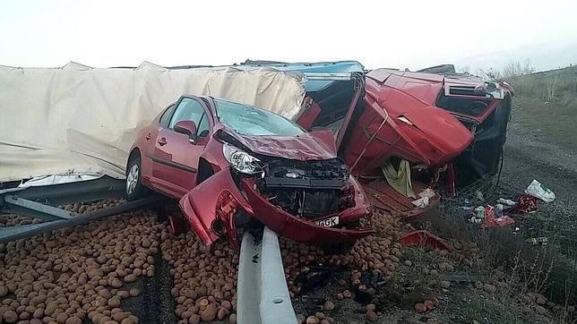 El accidente de un camión a la altura de Dueñas provoca importantes rentenciones en la A-62