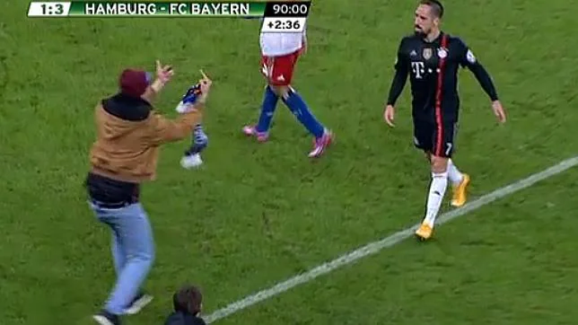El aficionado se encara con Ribery, al que golpeó con su bufanda
