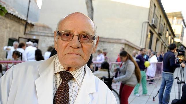 Cipriano González, durante uno de los repartos en la Bajada de San Martín