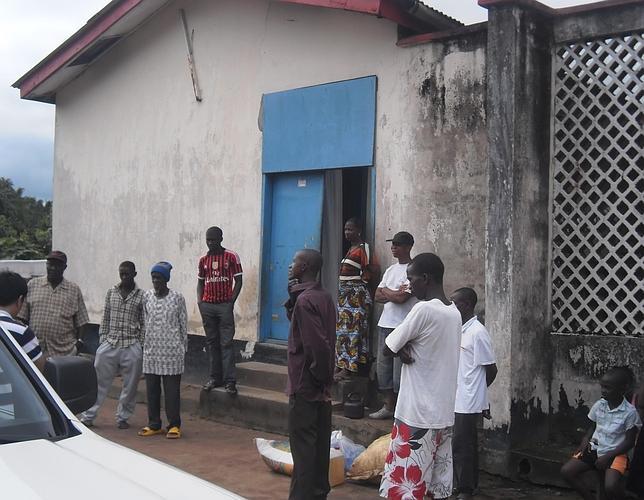 Las familias que permanecen aisladas durante 21 días tienen numerosos miembros, como la de la imagen (L. PÉREZ)