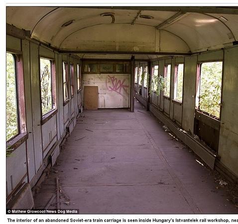 Dentro de los restos oxidados de los trenes nazis de Auschwitz