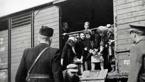 Dentro de los restos oxidados de los trenes nazis de Auschwitz