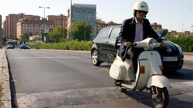 Un hombre de 40 años en su moto de 125, el mayor peligro en la carretera