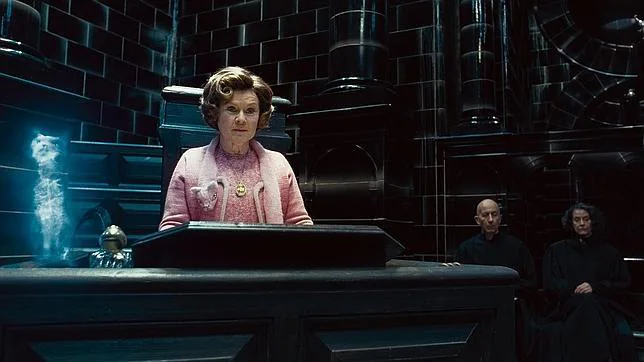 Dolores Umbridge, interpretada por Imelda Staunton, en una escena de «Harry Potter y las Reliquias de la muerte»