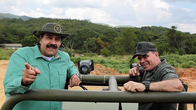 El presidente de Venezuela Nicolas Maduro (i) y el ministro de Defensa, Vladimir Padrino Lopez
