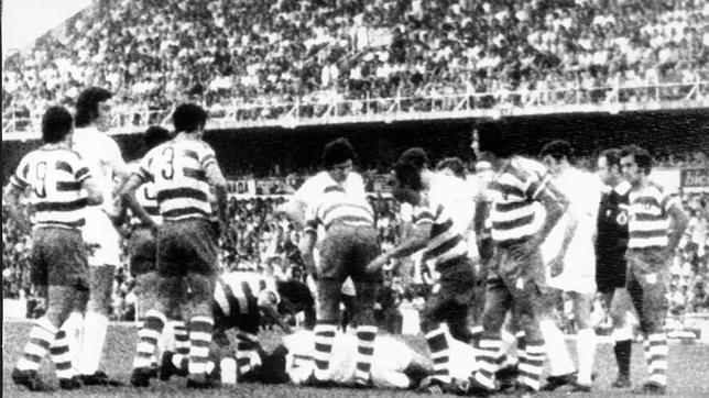 Amancio cae lesionado en el encuentro de Copa del Rey frente al granada en el estadio de Los Cármenes en 1974