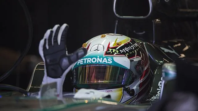 Hamilton saluda desde el box de Mercedes