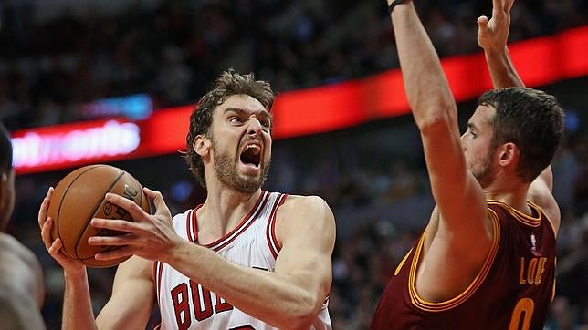 James se reivindicó ante los Bulls; Pau Gasol aportó 15 puntos