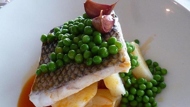 Un plato de calderada de lubina hecho en As Garzas