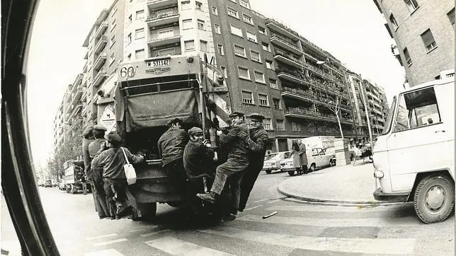 Varios operarios, subidos en el camión de la basura en el año 1972, por las calles de Madrid
