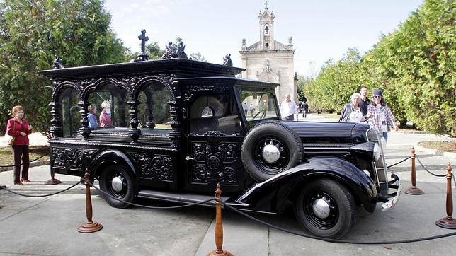 El viejo Dodge fúnebre de Vigo protagoniza el Día de Difuntos