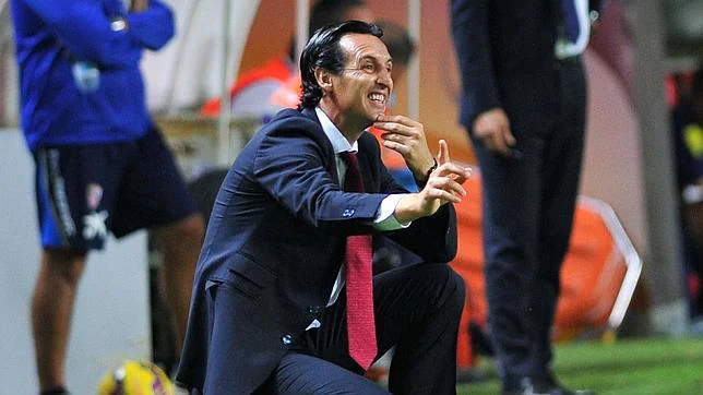 Unai Emery, entrenador del Sevilla FC, dando indicaciones durante un partido