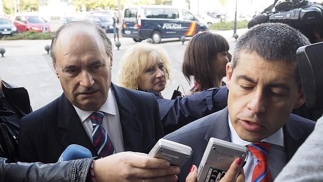 Jose Luis Iravedra, a la izquierda, al llegar al juzgado por supuesto delitos electoral