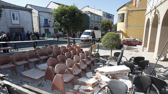El Ayuntamiento de Baralla, parcialmente destrozado por la última bomba de la banda