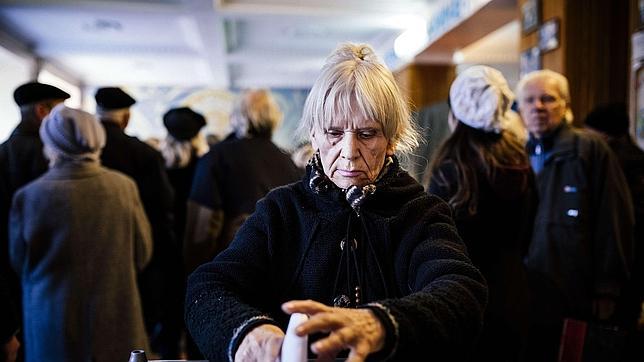 Una mujer deposita su voto en Donetsk