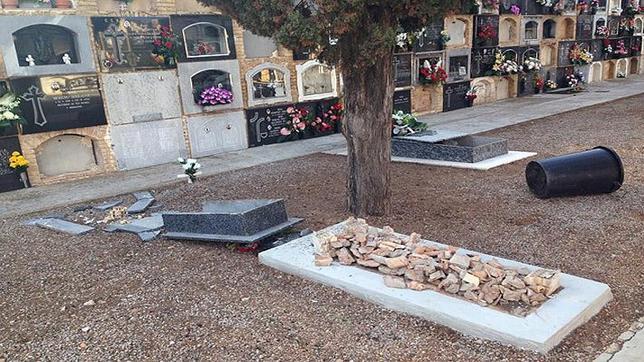 Unos vándalos arrasan imágenes de la Virgen y tumbas en el cementerio de Picanya