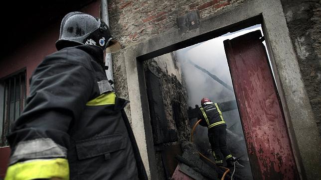 Un incendio generado en una chimenea destruye dos casas en Betanzos