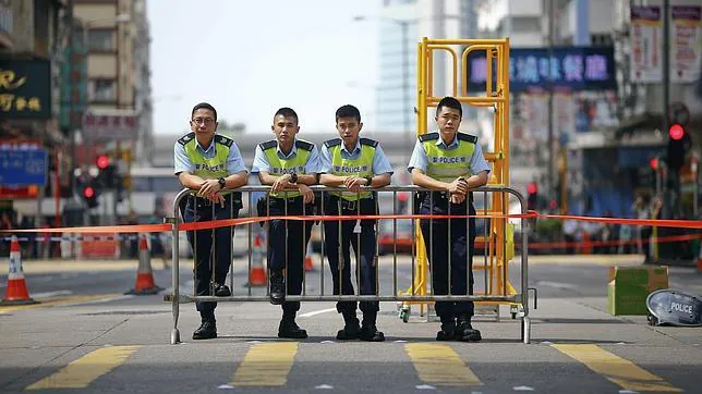 Policías de Hong Kong vigilan el campamento de Occupy en Mongkok