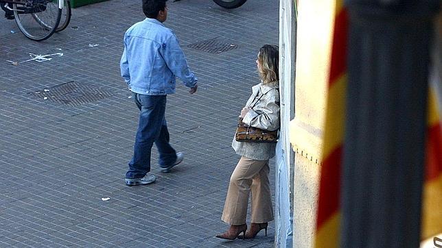 Otra trabajadora del sexo ofrece sus servicios en una calle peatonal
