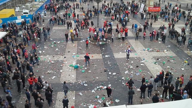 Los hooligans convierten la Plaza Mayor en un basurero