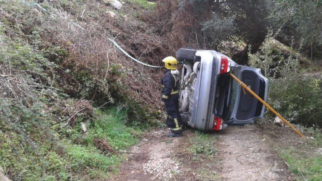 Un coche ocupado por dos mujeres y un bebé cae por un terraplén