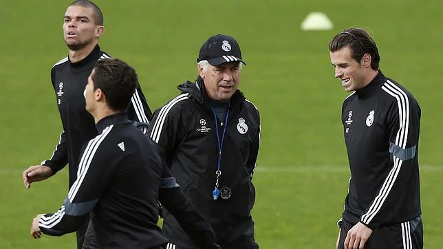 Ancelotti dirige el entrenamiento del Real Madrid en medio de un gran ambiente