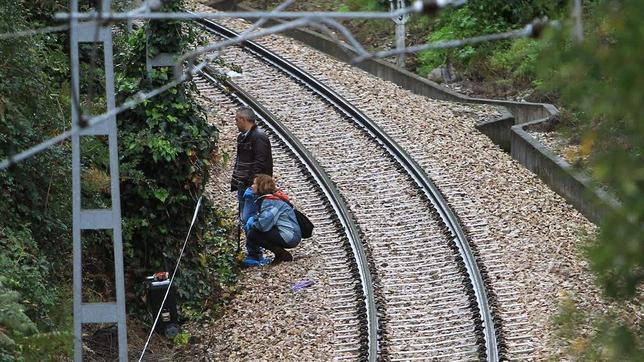 La Policía busca pruebas para identificar al niño hallado muerto junto a la vía del tren en Oviedo