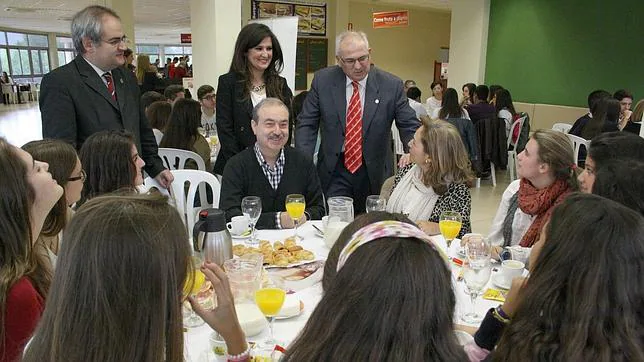 El rector, Manuel Parras, tomando un «cafe con ciencia» con los alumnos participantes