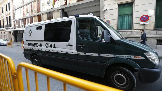 Furgón policial con detenidos por la operación púnica a su llegada a la Audiencia Nacional