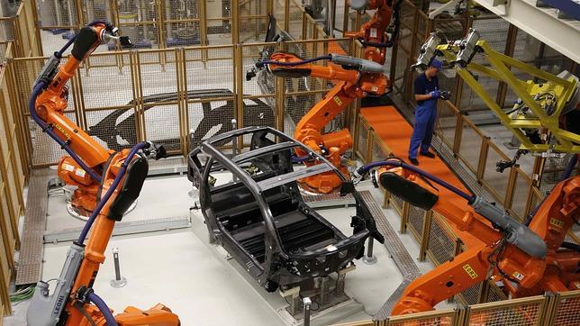 Unos robots se encargan de fabricar un coche BMW i3
