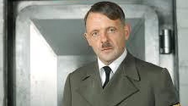 Anthony Hopkins nos da una muestra más de su versatilidad en esta película en la que encarna al Führer
