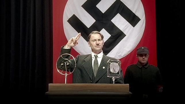 El físico de Carlile, más que interpretación, resta credibilidad a la figura de Hitler