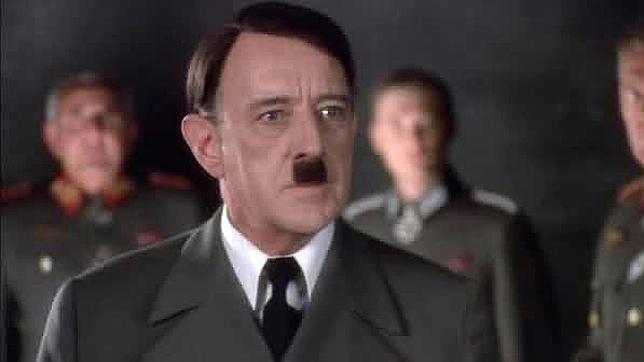 Alec Guinness representa a Hitler en esta cinta con una espléndida actuación