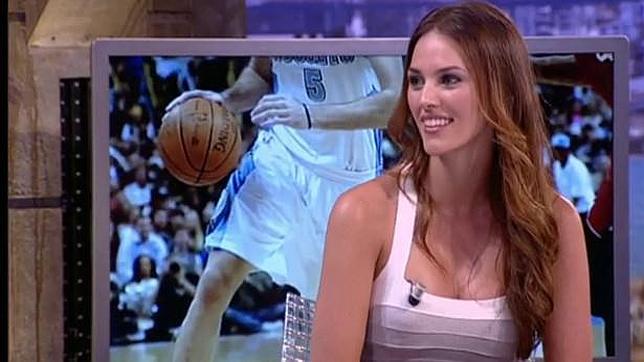 La modelo Helen Lindes visita «El Hormiguero 3.0»