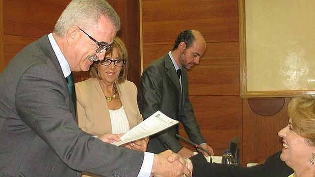El consejero de Presidencia entregando ayudas de empleo en la provincia de Jaén