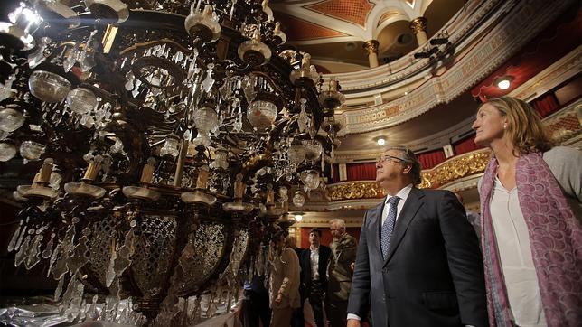 Se necesitarán dos meses para limpiar la lámpara central del Teatro Lope de Vega