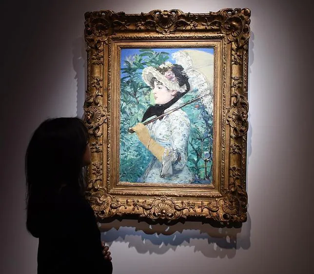 Una mujer admira «La primavera», de Manet