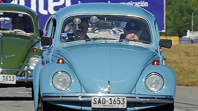 Jose Mujica en su coche su Volkswagen Fusca
