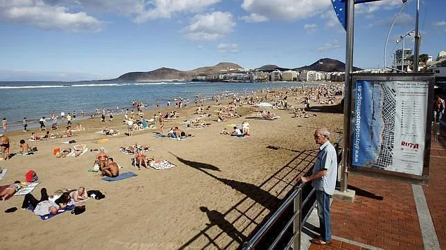 La playa de Las Canteras, en Las Palmas de Gran Canaria, llena de turistas