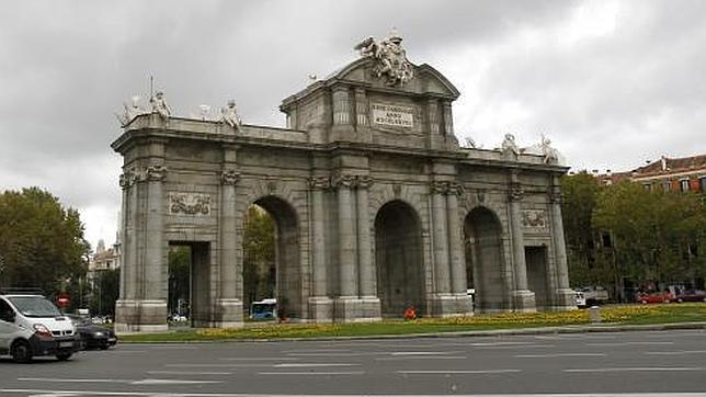 El misterio de los agujeros de la Puerta de Alcalá