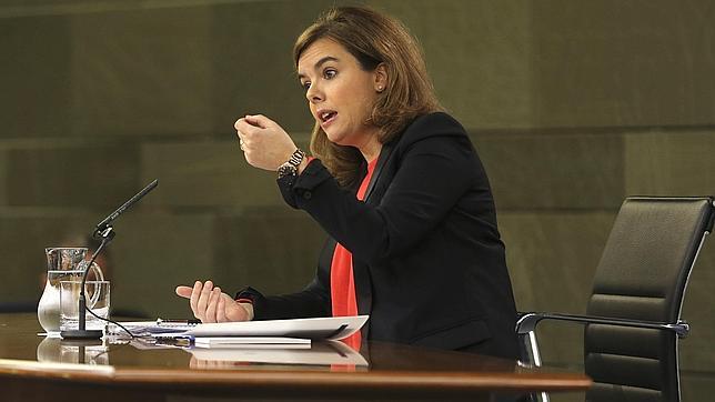 Santamaría pide a Mas que no empuje a los funcionarios a saltarse la ley el 9-N