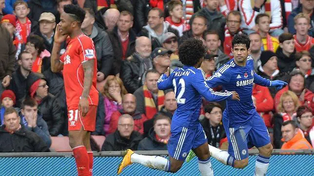 Diego Costa celebra su gol en Anfield ante el Liverpool