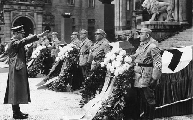 Hitler saluda, brazo el alto, a los féretros de los siete nazis que resultaron muertos en el atentado contra la cervecería de Múnich