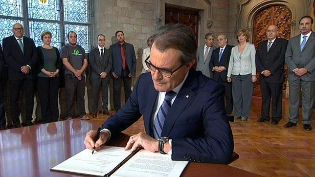 Momento de la firma del decreto de convocatoria, el pasado 27 de septiembre