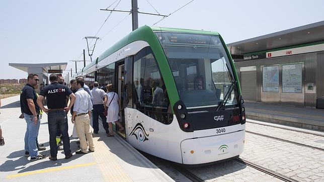 Se salta un semáforo y termina estrellando su coche con un vagón del metro de Málaga