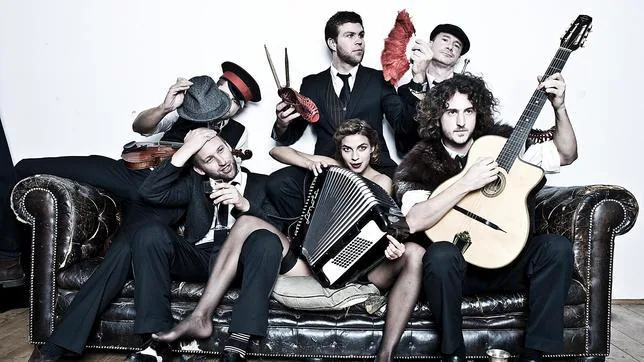 Molotov Jukebox está compuesto por Natalia Tena y otros cinco músicos londinenses