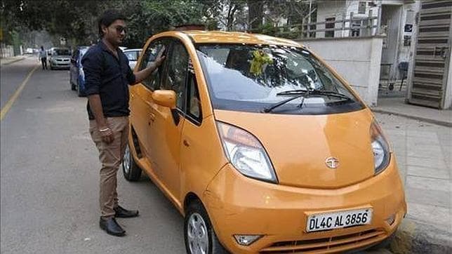 Dharmesh Gupta posa con su Nano, con el que ha recorrido 45.000 kilómetros en dos años