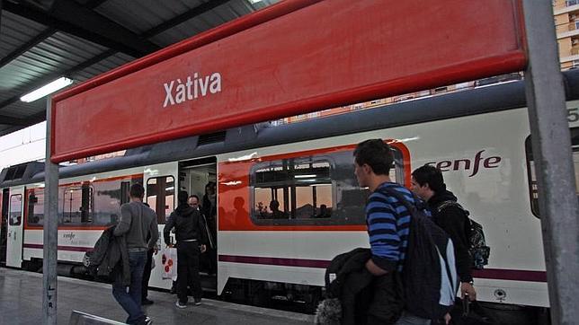 Un ciclista demuestra que se tarda menos en bici de Alcoy a Xàtiva que en tren