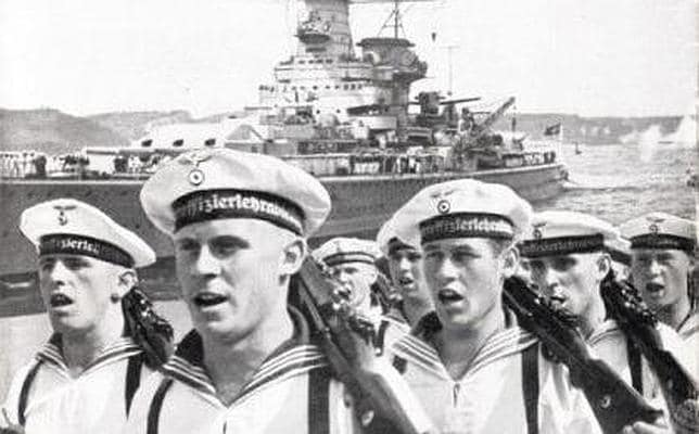 Marineros de la marina de guerra del Reich delante del acorazado «Bismark»
