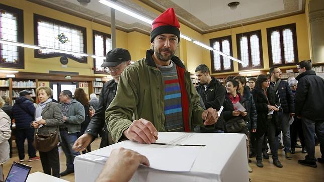 La consulta arranca con «absoluta normalidad» al amparo de la Generalitat